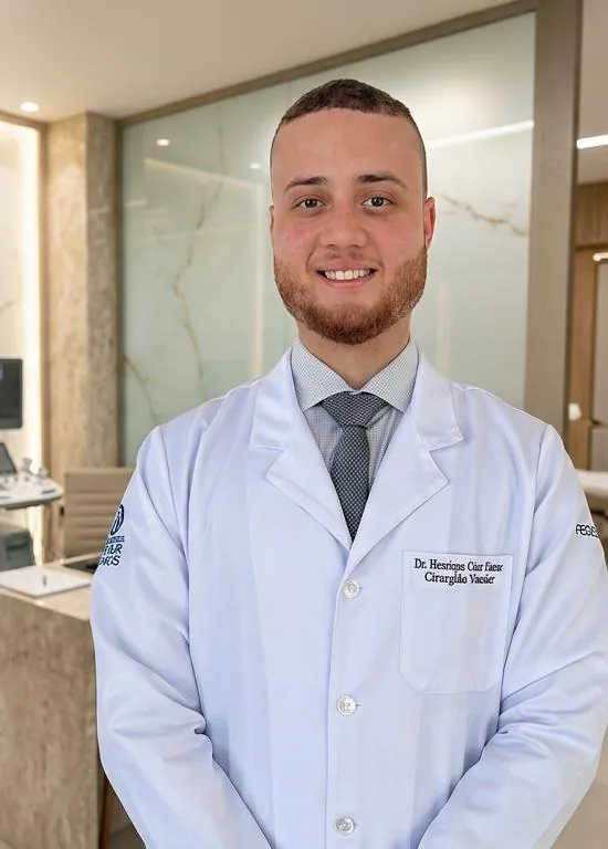 Dr. Henrique Cézar no consultório